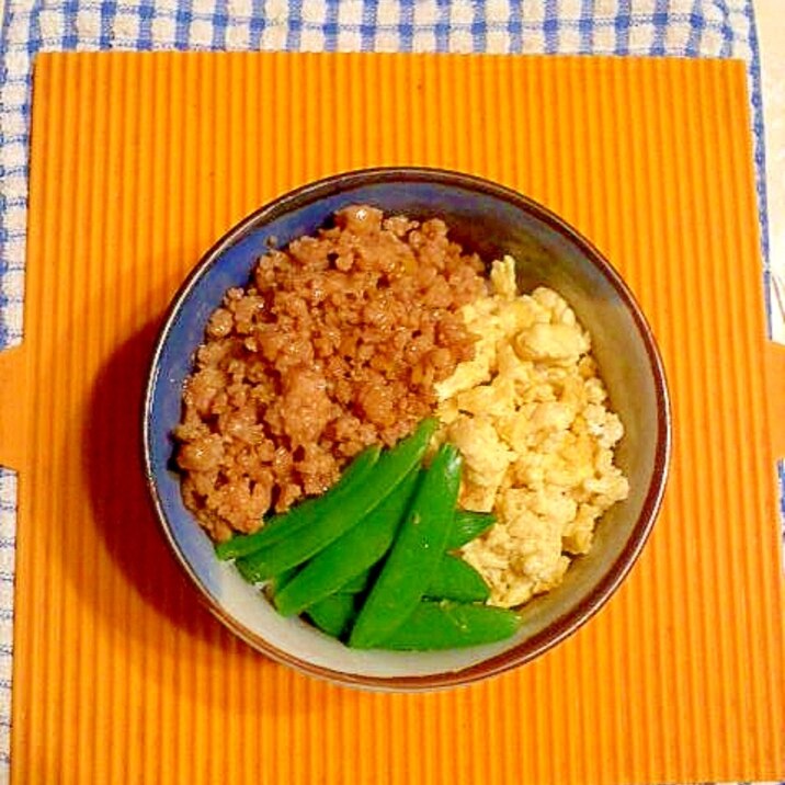 鶏もも挽肉の、三色ご飯♪